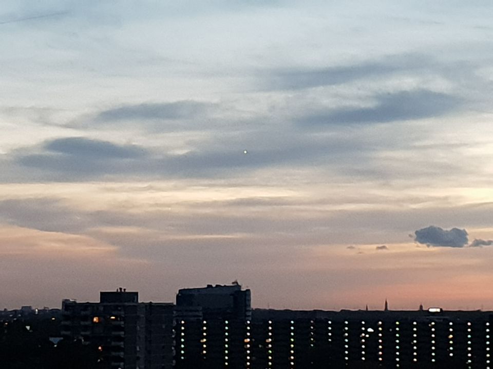 3 UFOs die zich even snel bewogen en licht gaven foto