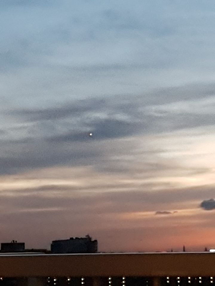3 UFOs die zich even snel bewogen en licht gaven foto