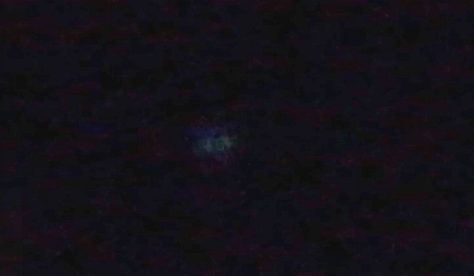 Grote, pulserende bol boven Eindhoven met mistflard er omheen foto