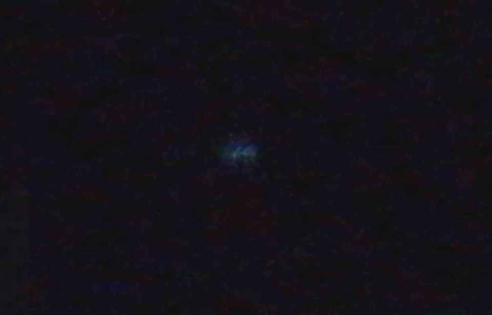 Grote, pulserende bol boven Eindhoven met mistflard er omheen foto