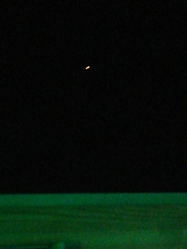 Oranje lichtbol in de lucht foto