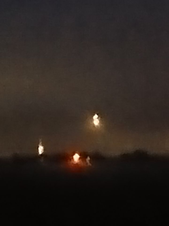 3 licht bollen die verkleuren en de hele tijd van positie wisselen en wegvlogen foto