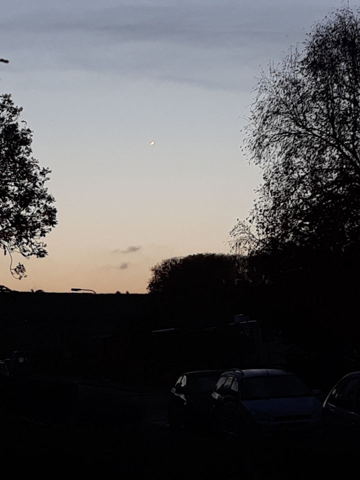 Witte ovaal licht of bol die langzaam bewoog in verschillende richtingen foto