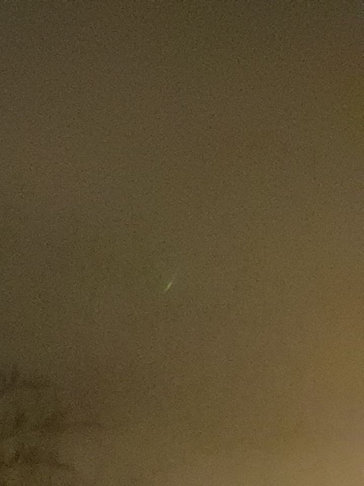 Groene felle lichten door de bewolking heen, meerdere plekken foto