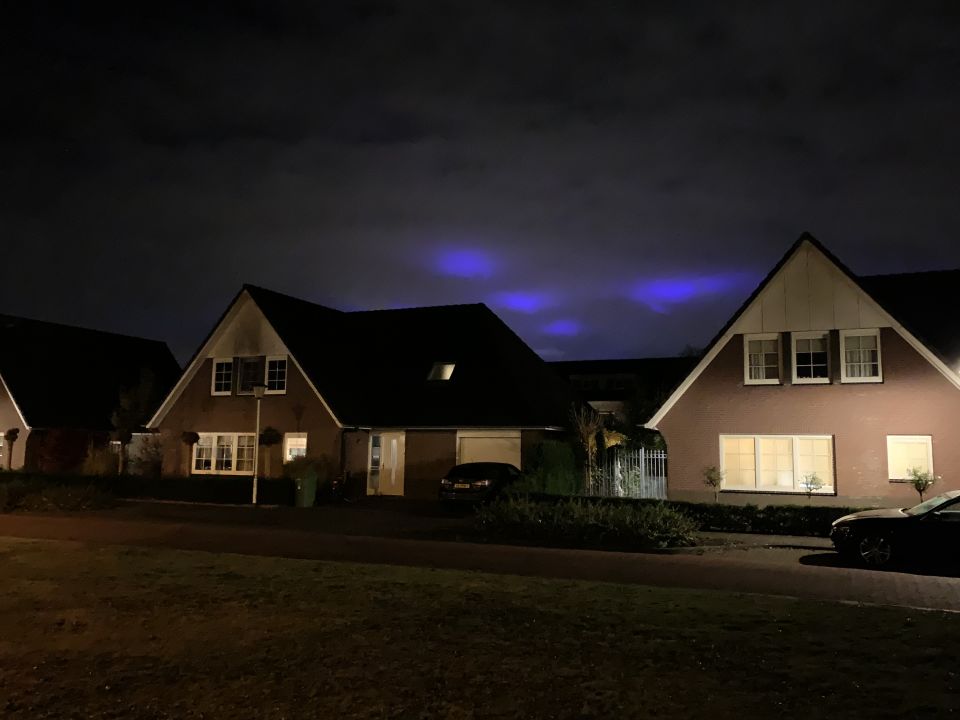 Paarse doorschijning door dunne bewolking boven Best bij Eindhoven foto