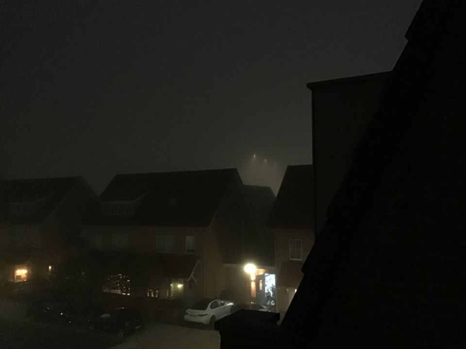 Drie lichtobjecten in de lucht foto