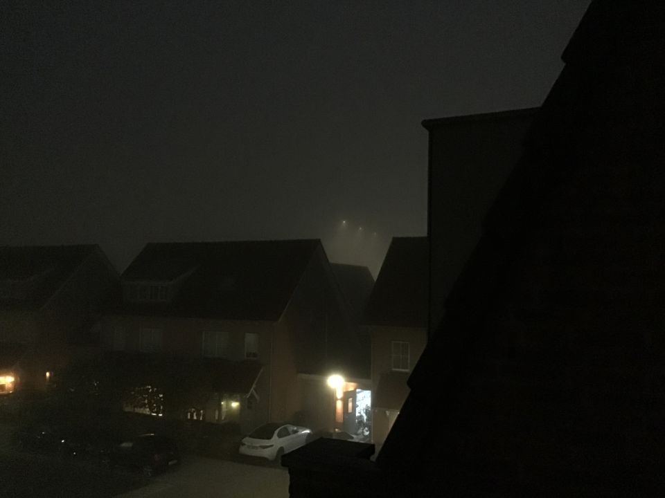 Drie lichtobjecten in de lucht foto