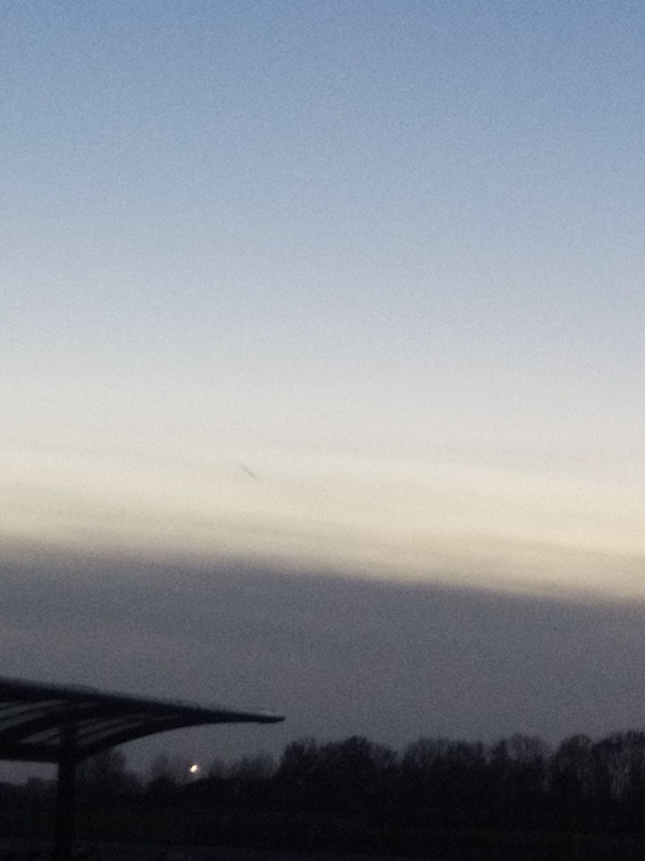 Sigaarvormig object, hangt stil in de lucht maar lijkt eerst groot, dan weer kle foto