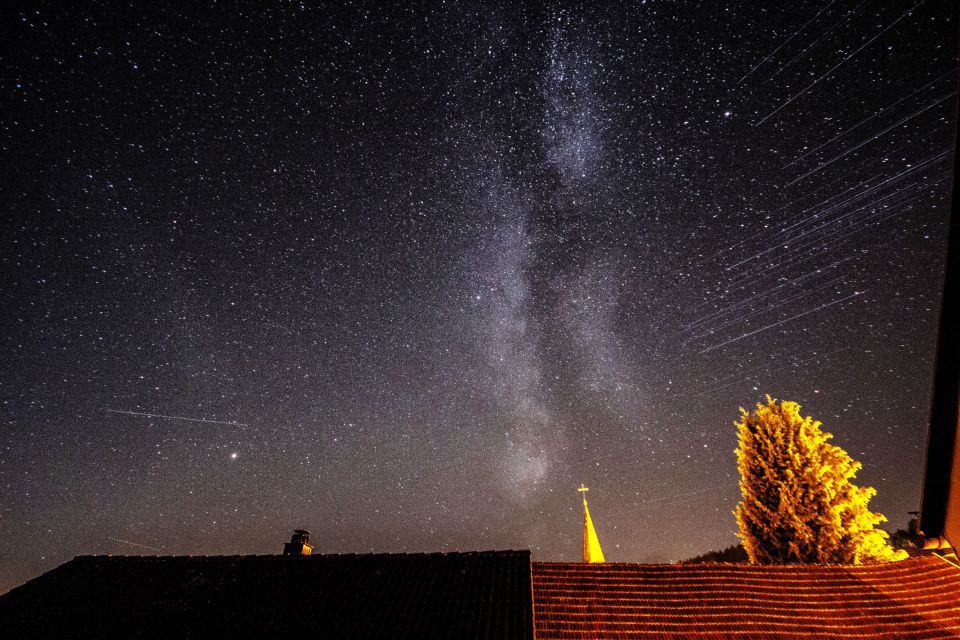 Meerdere witte objecten die parrallel aan elkaar richting noorden gingen foto