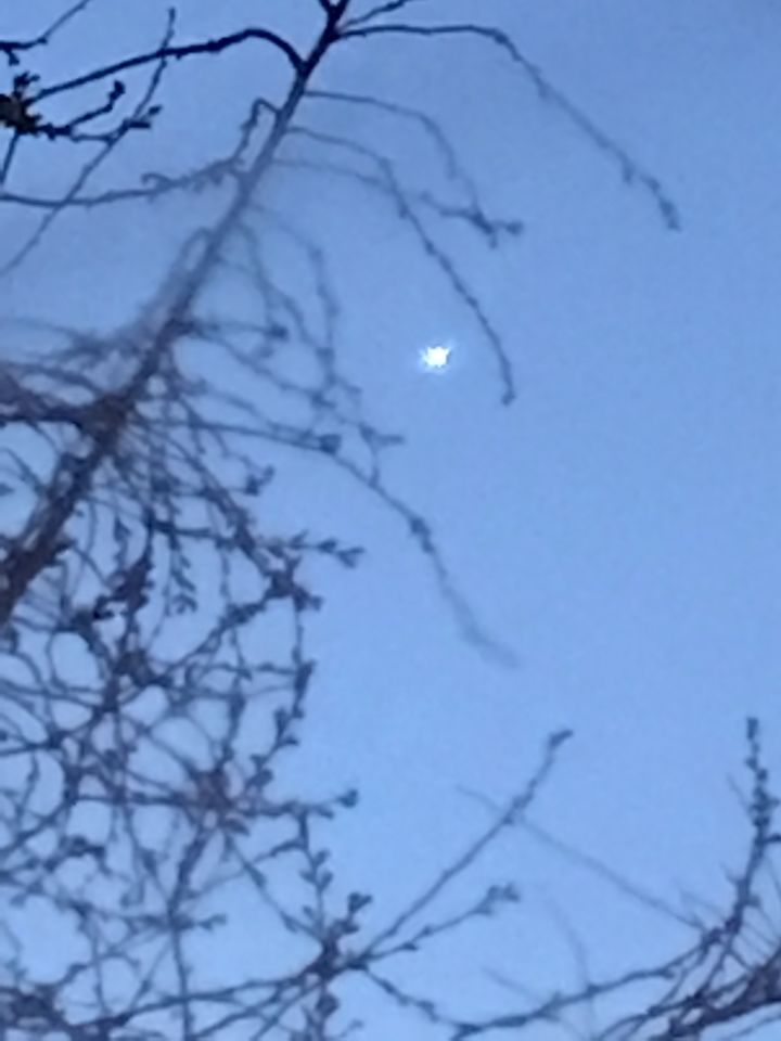 Wit rond licht bestaande uit meerdere kleinere lichtpuntjes foto