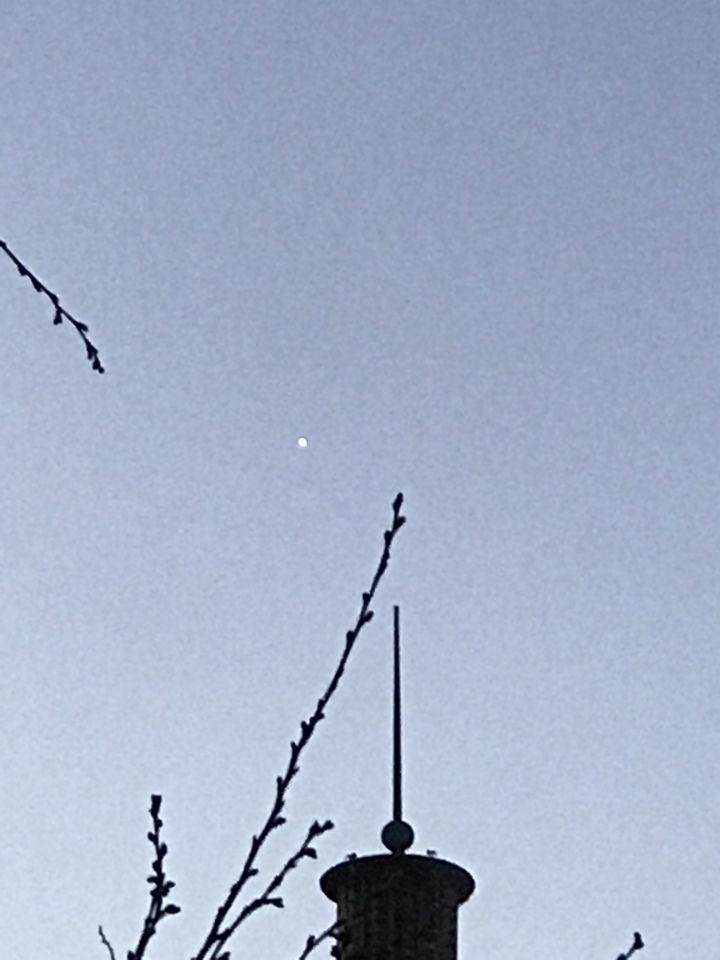 Wit rond licht bestaande uit meerdere kleinere lichtpuntjes foto