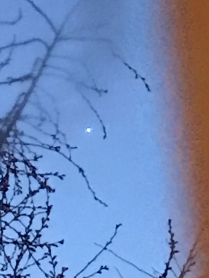 Wit rond licht bestaande uit meerdere kleinere lichtpuntjes foto