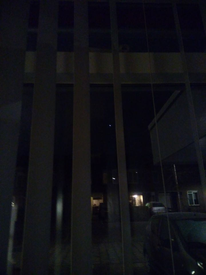 Wit/gelig licht, feller dan de sterren. Zag het door de keukenraam foto