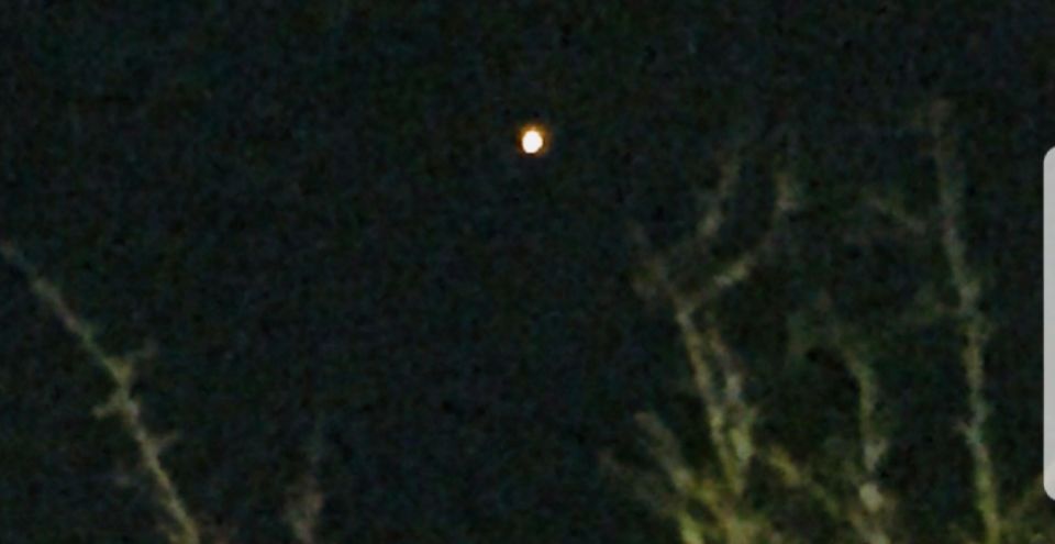 Grote oranje bol bij heldere lucht foto