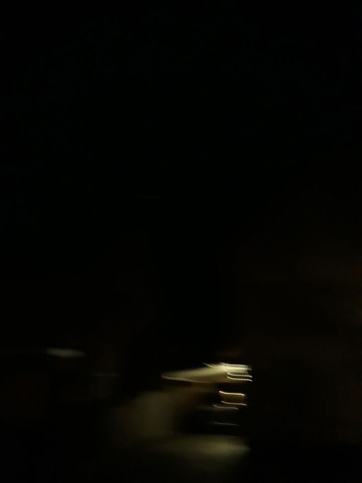 Licht dat van rechts naar links vloog in constante snelheid en knipperend licht foto