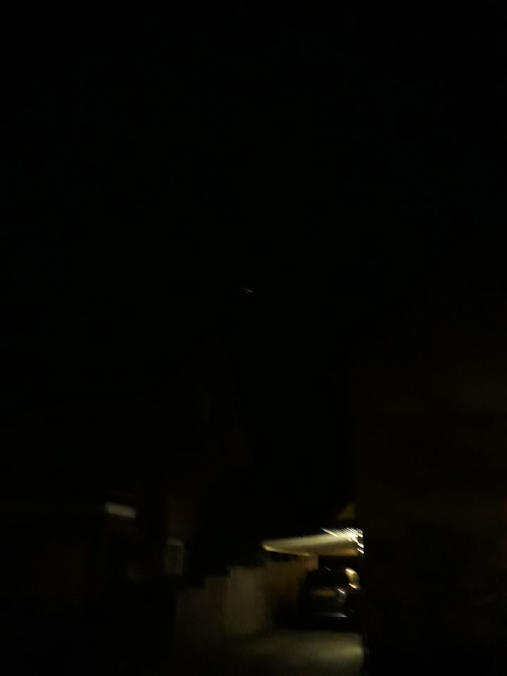 Licht dat van rechts naar links vloog in constante snelheid en knipperend licht foto
