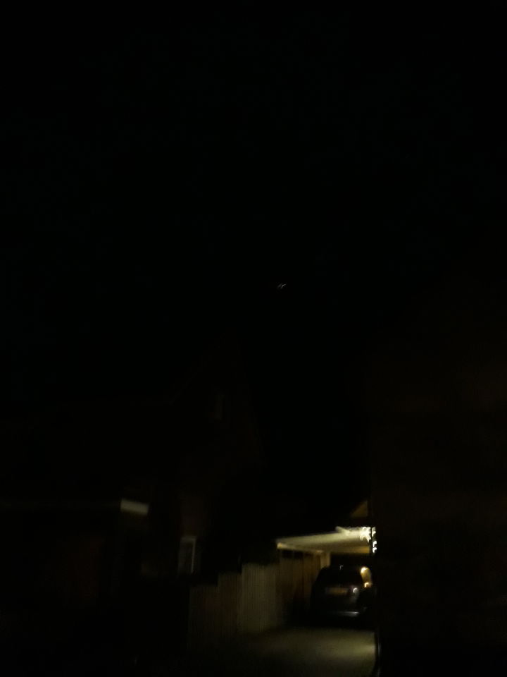 Licht dat van rechts naar links vloog in constante snelheid en knipperend licht foto