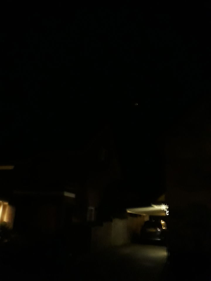 Licht dat van rechts naar links vloog in constante snelheid en knipperend licht foto