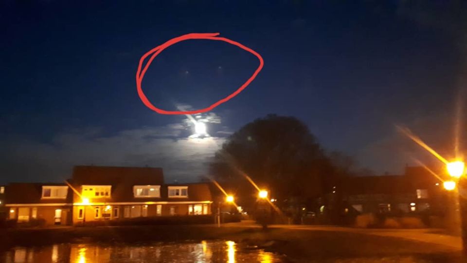 Twee UFO's gefotografeerd onder verschillende licht instellingen foto