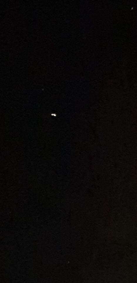 Langwerpig object met fel licht aan weerszijden en medium licht-strip tussenin foto
