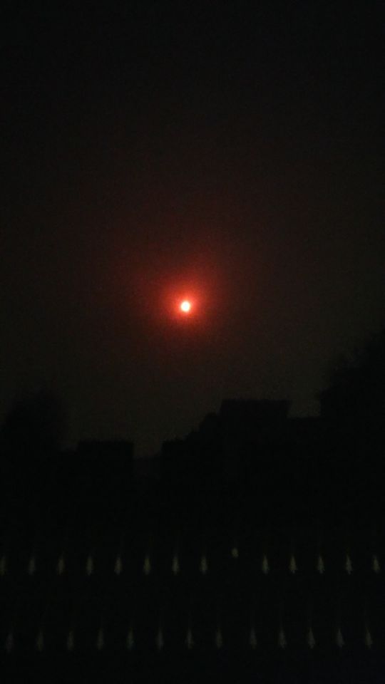 Rode bol met lage snelheid en kleine dingen die er af vallen. foto