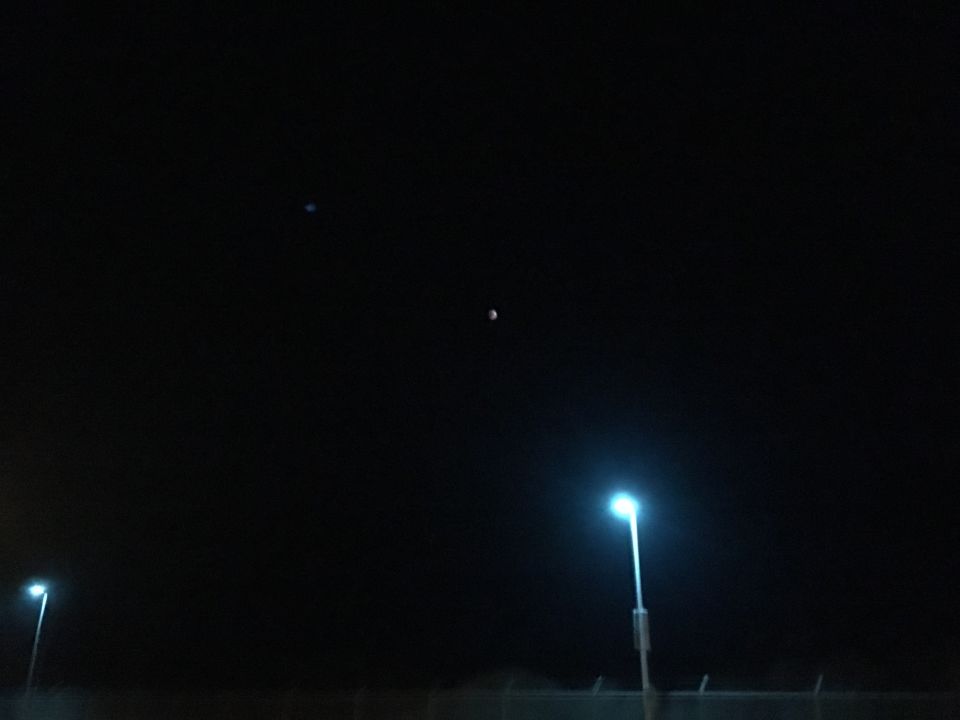 Bol in de lucht, maakte een foto van de sterrenhemel en pas later zag ik de bol foto