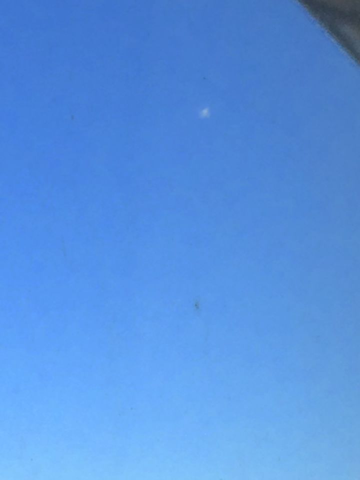 Lichtbol, leek op kleine maan omringd met zwarte strepen foto