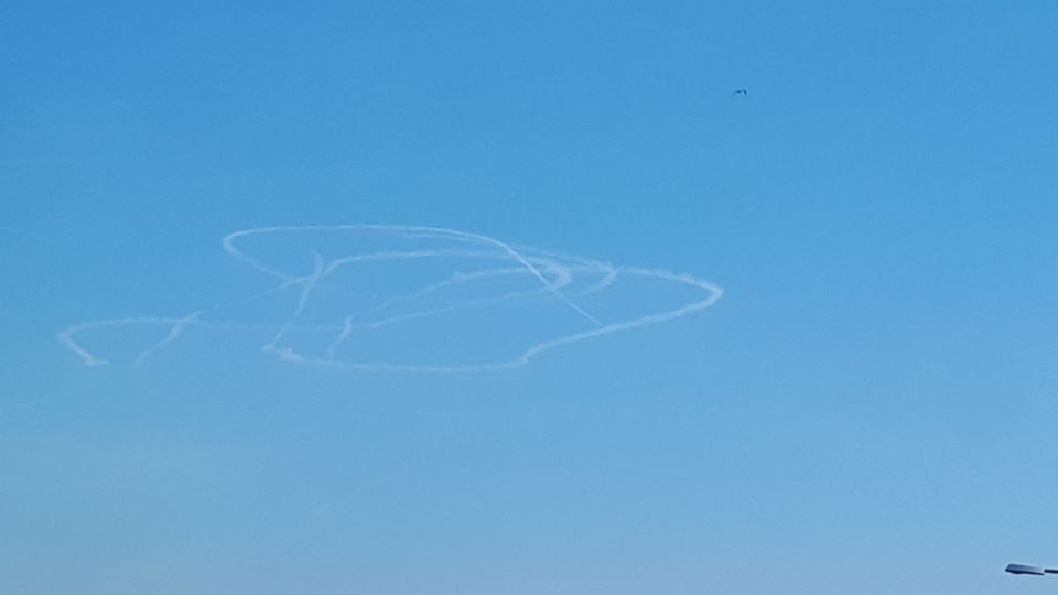 Rare chemtrail, zeer groot, vliegend object onbekend foto