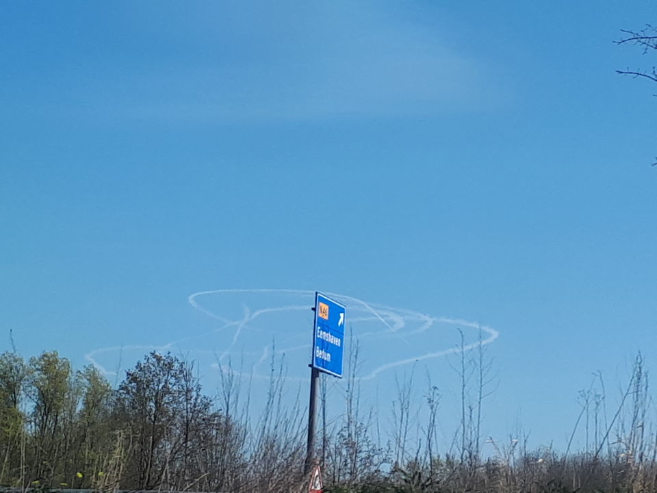 Rare chemtrail, zeer groot, vliegend object onbekend foto