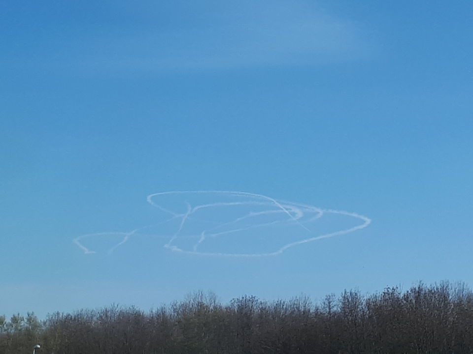 Rare chemtrail, zeer groot, vliegend object onbekend foto