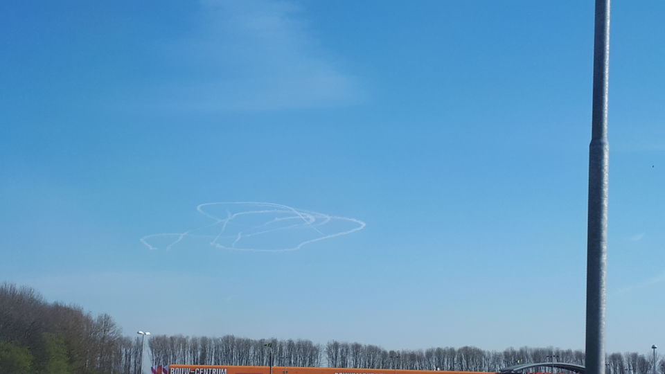 Rare chemtrail, zeer groot, vliegend object onbekend foto