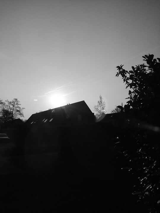 Een rechthoek naast de zon foto