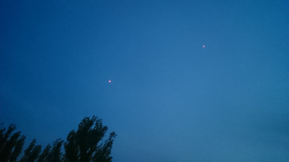 2 oranje lichten vlogen op gelijke snelheid naast elkaar. Langzaam uit elkaar foto