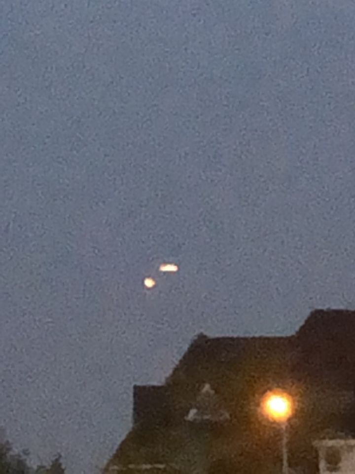 Lange streep die langzaam doofde en opsplitste in twee lichtpunten foto
