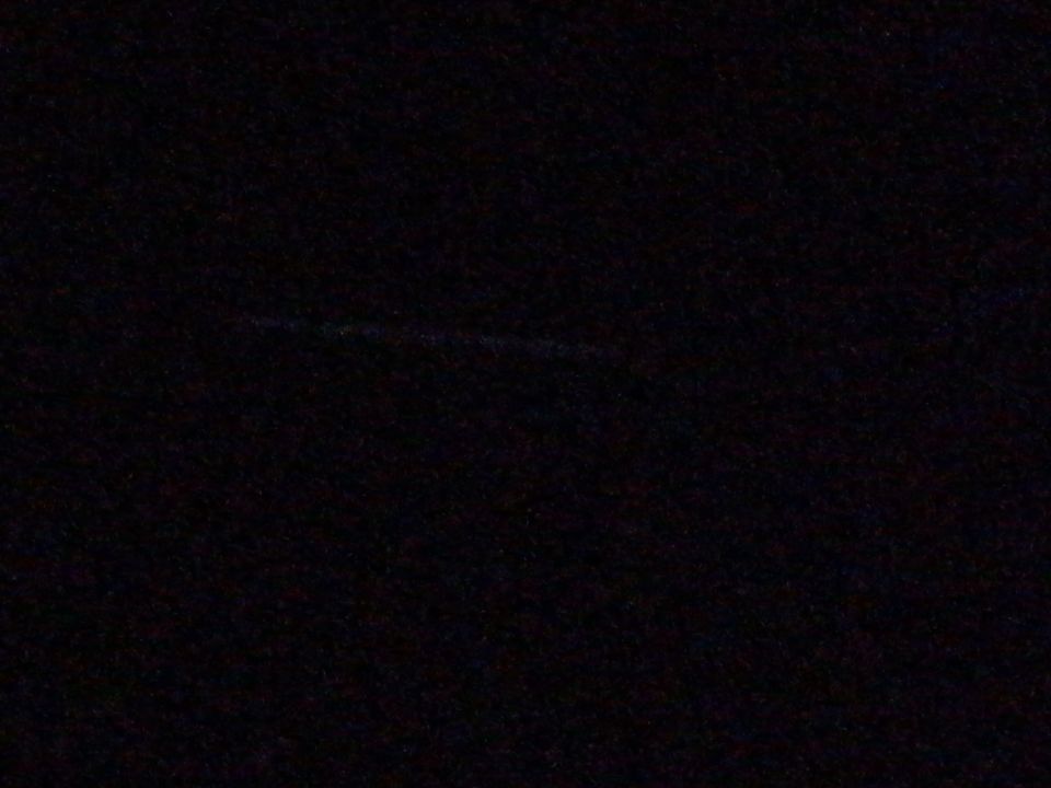 Een formatie van ten minste 30 lichtjes in een rechte lijn foto
