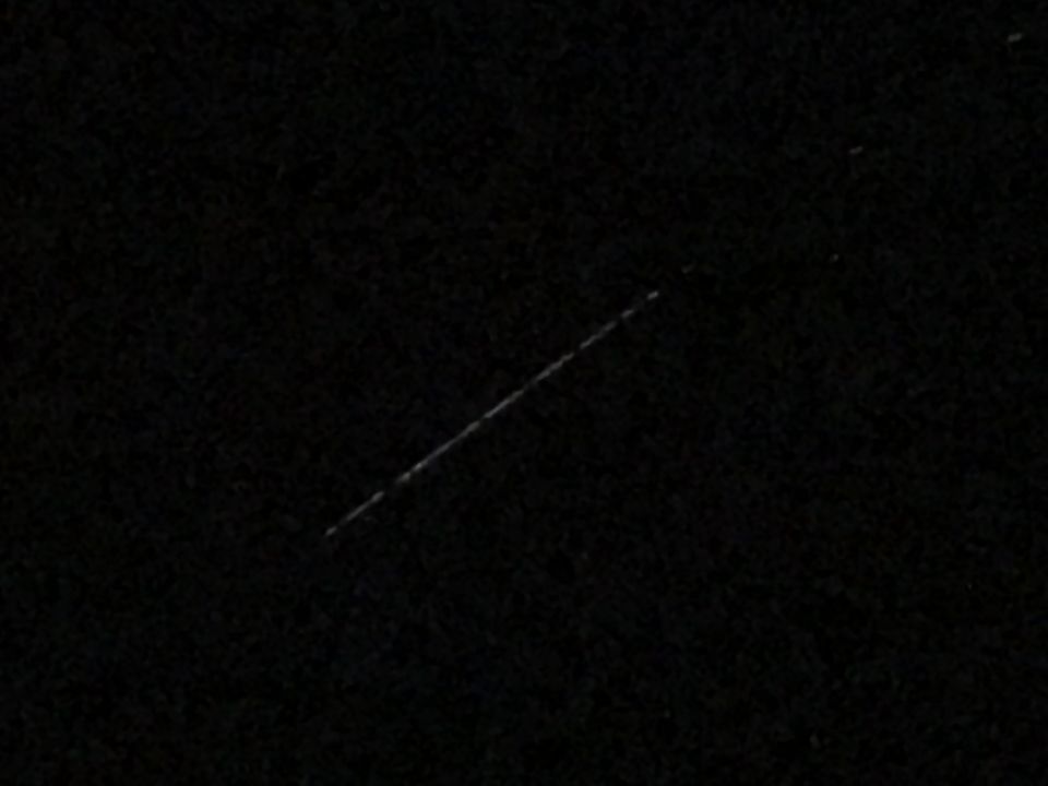 Enorme lange rij lichten die voortbeweegt tegen snelheid vliegtuig foto