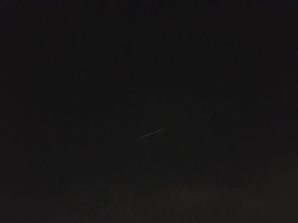 Een lange lijn van lichten die sneller dan een vliegtuig achter elkaar .?! Huh?? foto