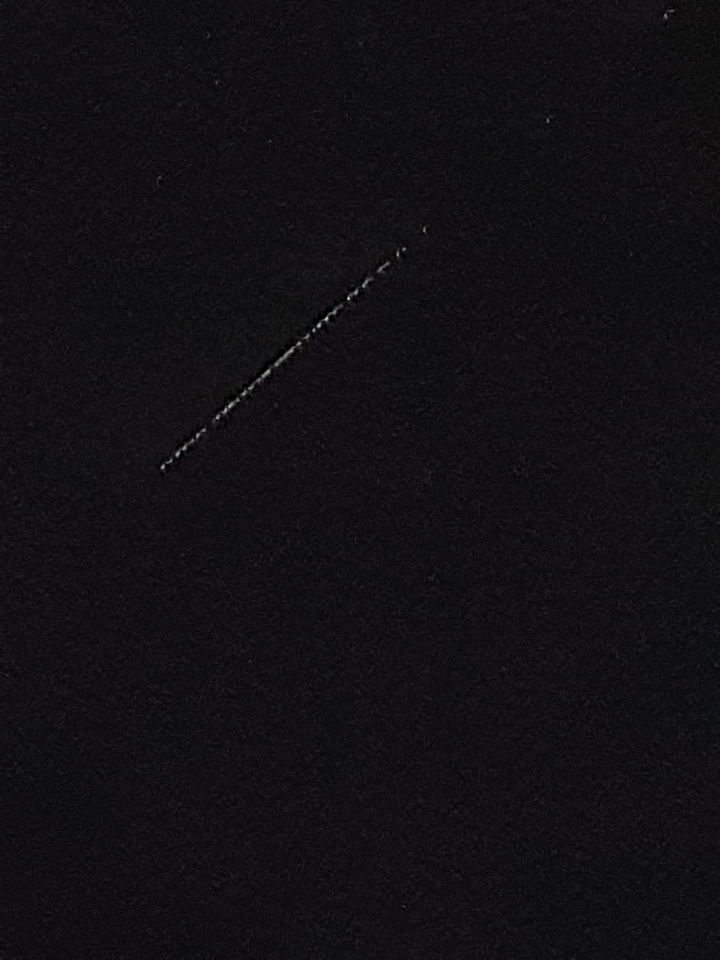 Vloog groot object met een hele lijn lichtjes voorbij in de lucht foto