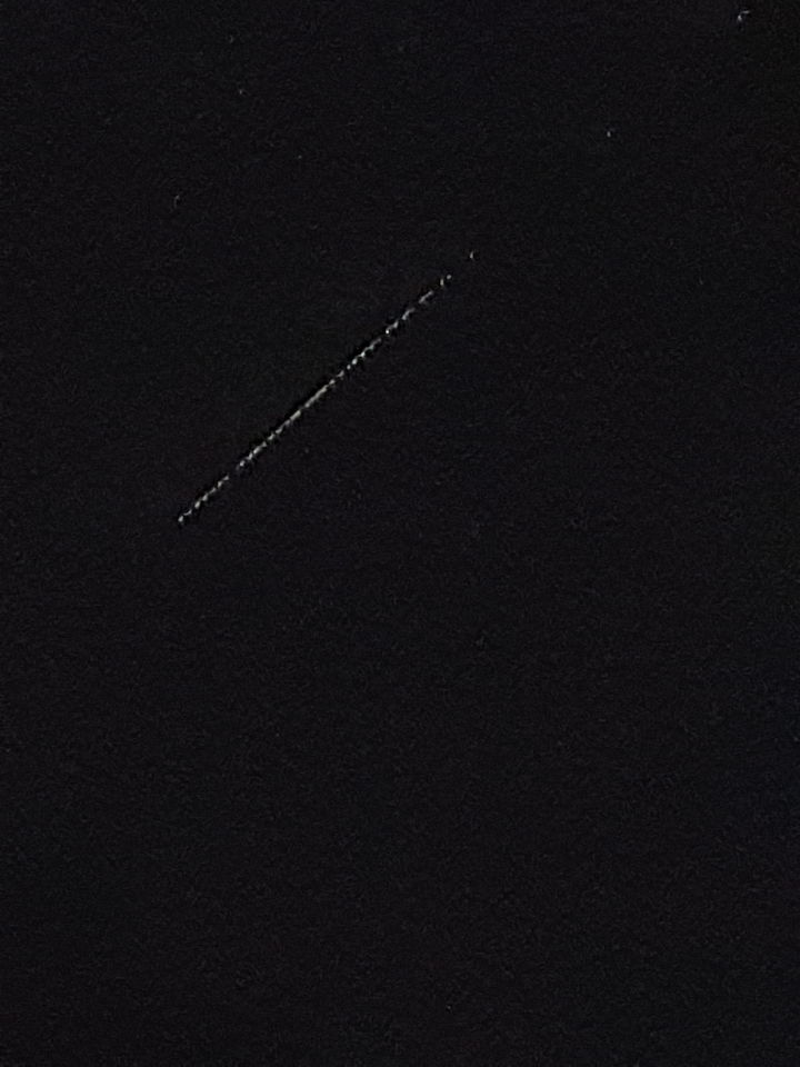 Vloog groot object met een hele lijn lichtjes voorbij in de lucht foto