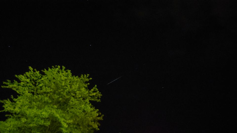 Lange strook met lichten hoog in de lucht foto