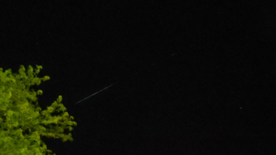 Lange strook met lichten hoog in de lucht foto