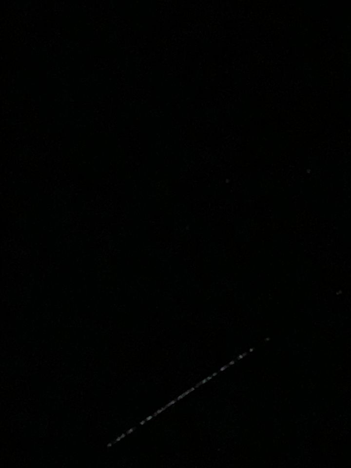 Lange streep aan lichtjes 20/30 die in een constante snelheid voortbewogen foto