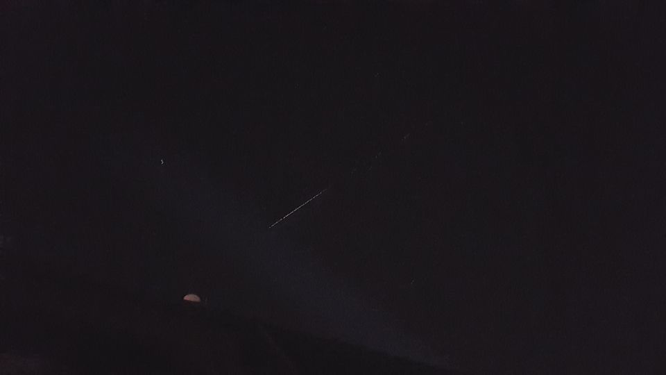 Lange streep van achter elkaar vliegende individue lichten, als in een treintje foto