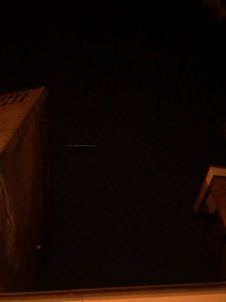 Trein van licht in de hemel met constante snelheid en meerdere stippen in 1 lijn foto