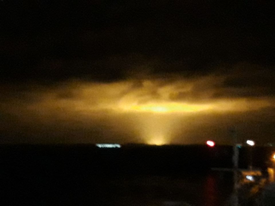 Stilstaand gele lucht midden in de nacht foto