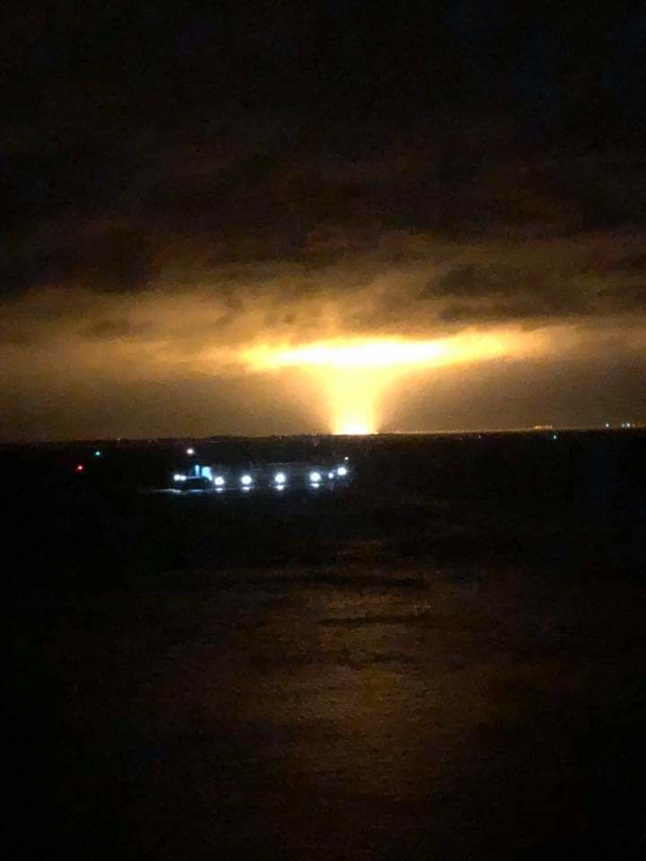 Stilstaand gele lucht midden in de nacht foto