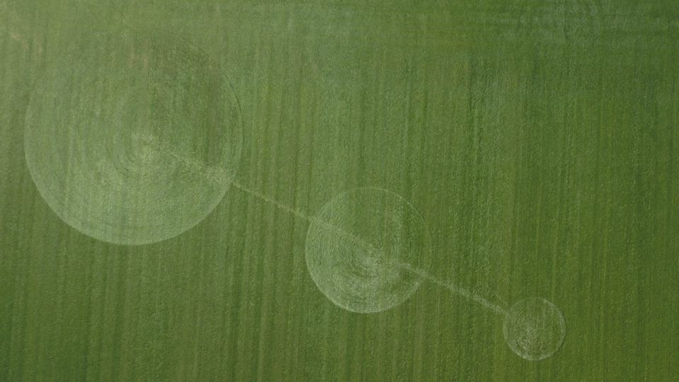 Cirkelvormige tekening in het gras foto