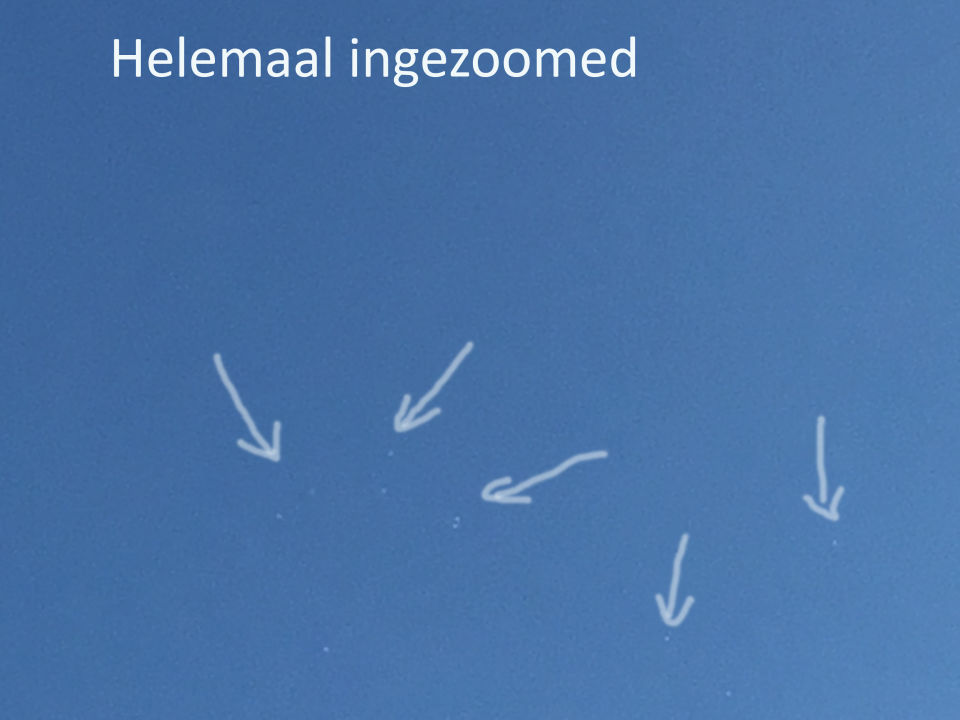 2 clusters witte objecten foto