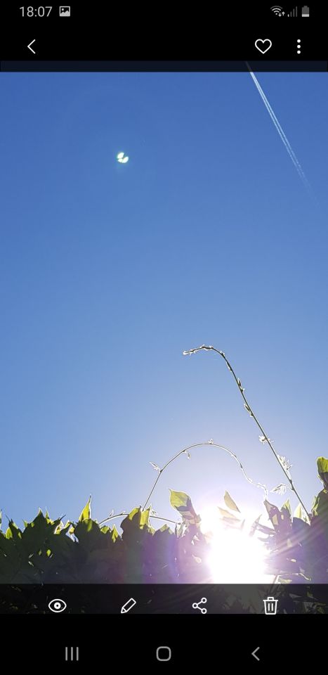 Meerdere foto's gemaakt van iets wits foto