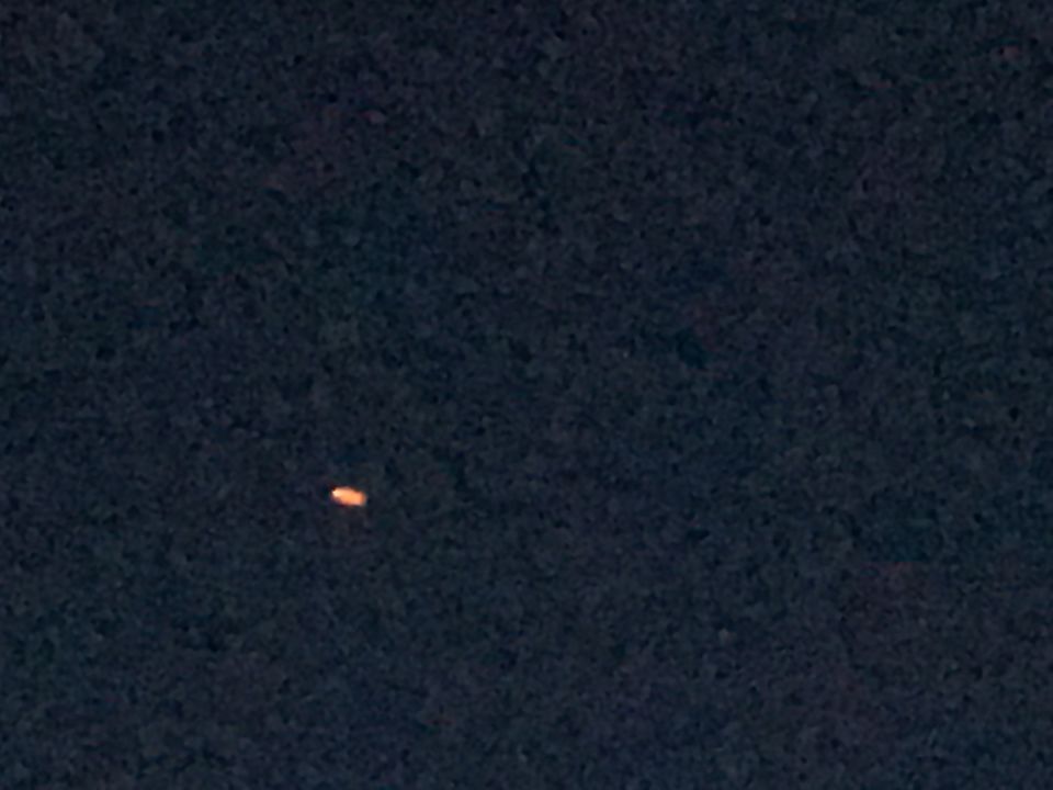 Vliegend oranje object foto